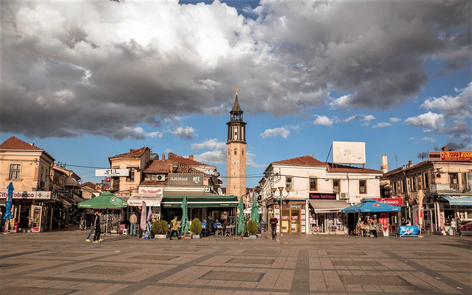 Turkse bazaar en kloktoren.